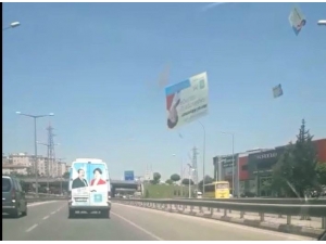 Seçim Otobüsünden Bildiri Ve Broşür Yağdı