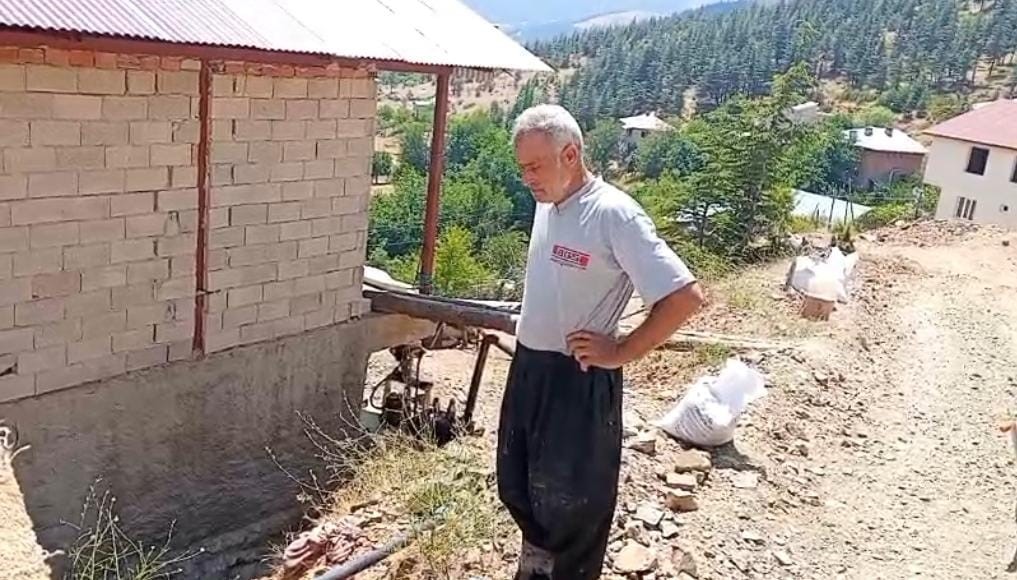 kozan-da-acikta-birakilan-su-borusu-vatandasi-magdur-ediyor