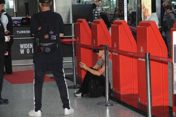 Paris Hilton Bagaj İşlemleri Uzayınca Havalimanında Yere Oturdu