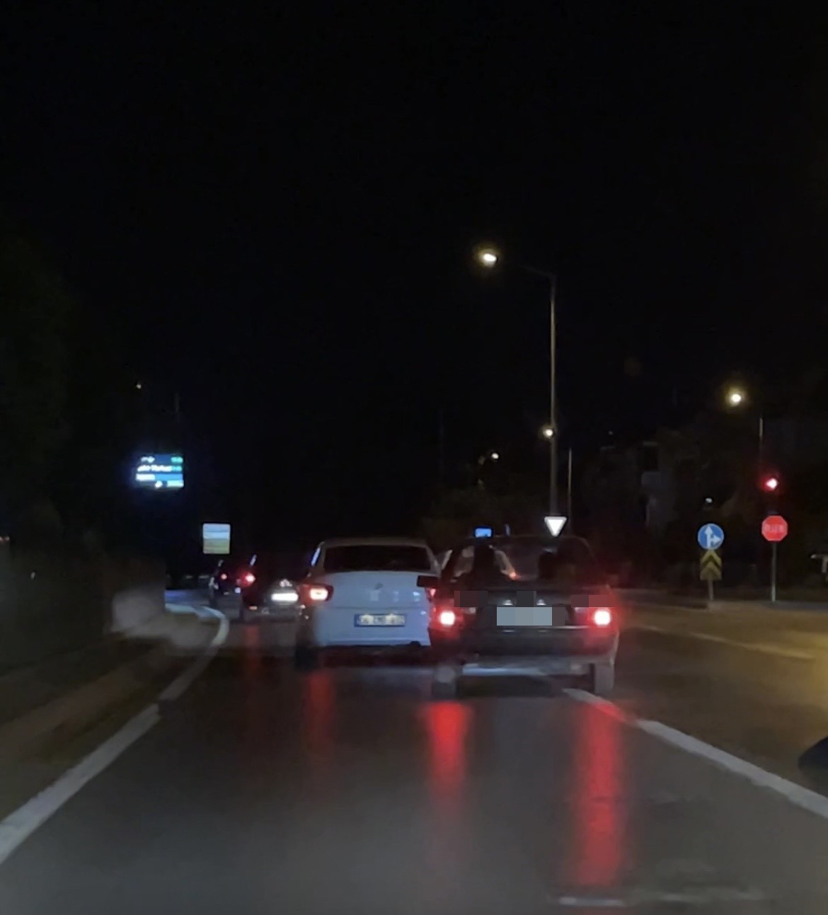 makas-atan-surucu-hem-yanindakileri-hem-trafigi-tehlikeye-atti