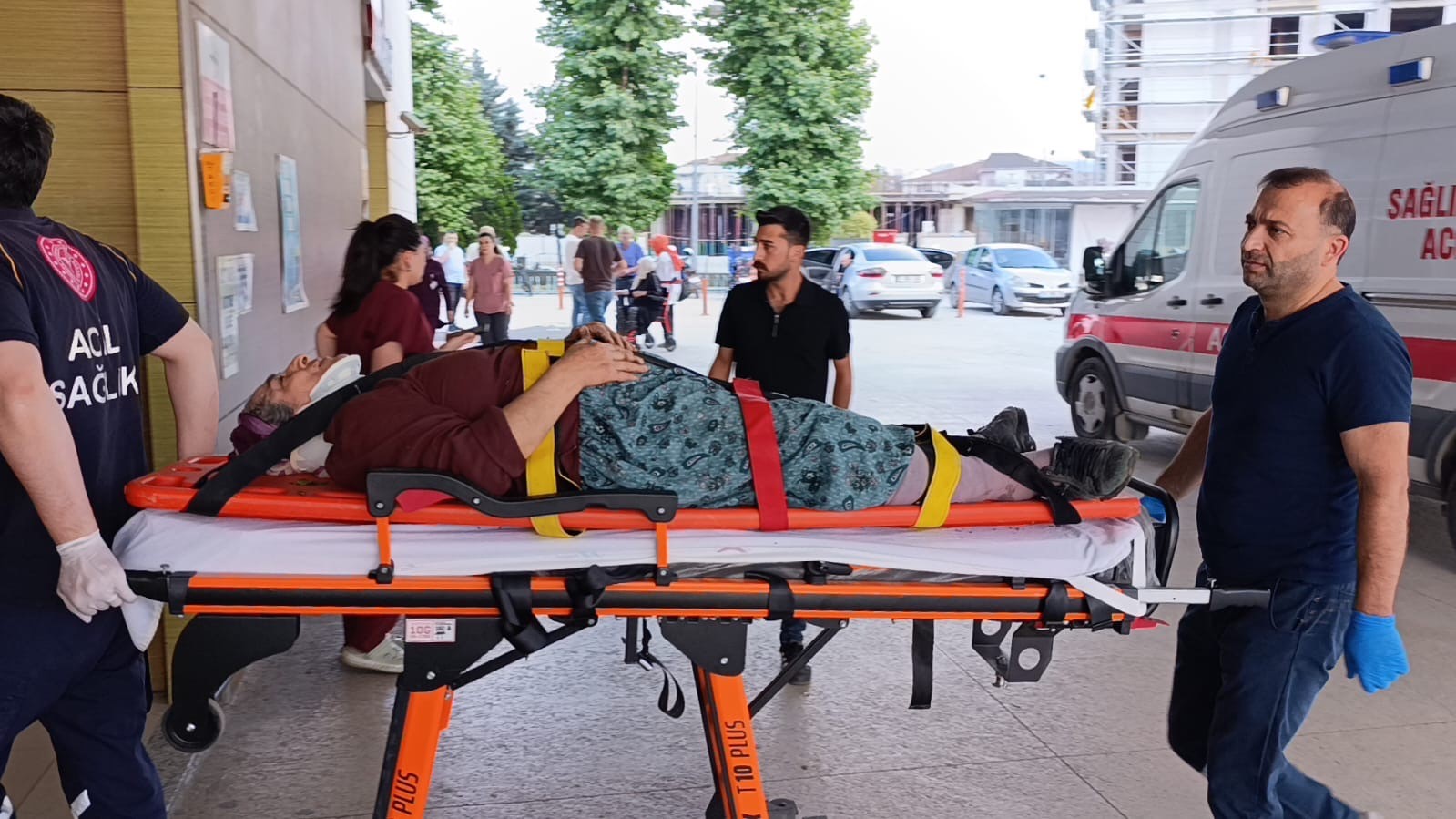 kiraz-toplamak-icin-ciktigi-agactan-duserek-yaralandi