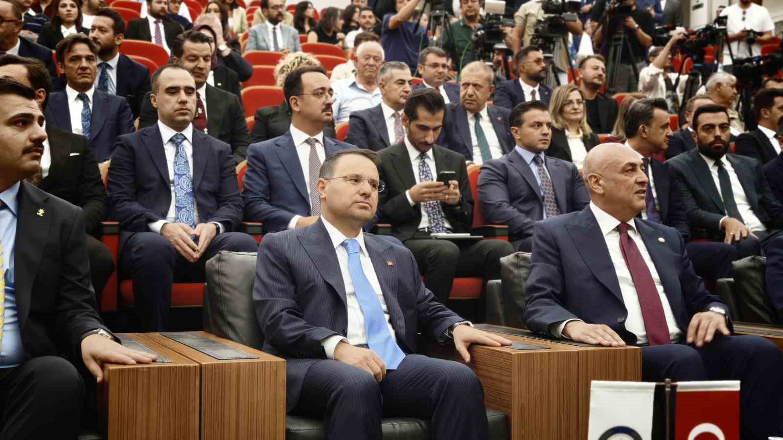 bakan-gurlek-27-bin-500-hakim-ve-savcimizla-211-bin-avukatimizla-ayni-buyuk-hukuk-ailesinin-mensuplariyiz