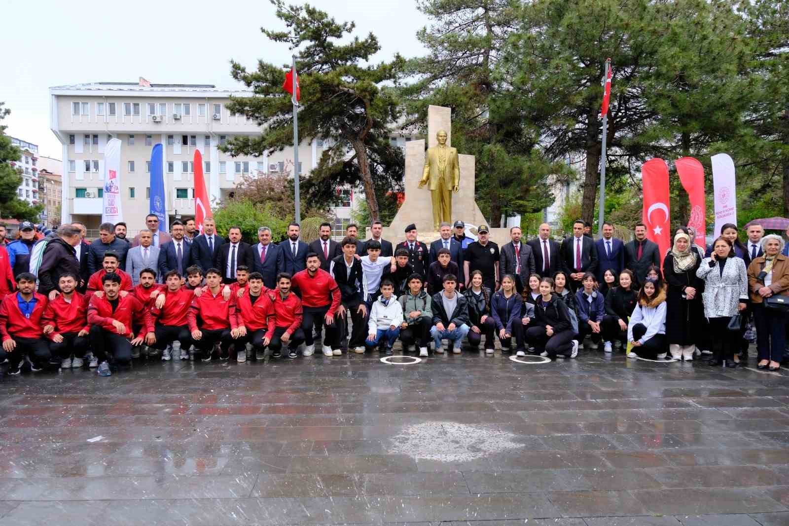 van-da-19-mayis-kutlamalari-celenk-sunma-toreniyle-basladi