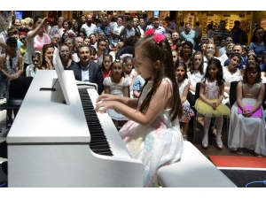Piyanistliğe İlk Adımı Attılar