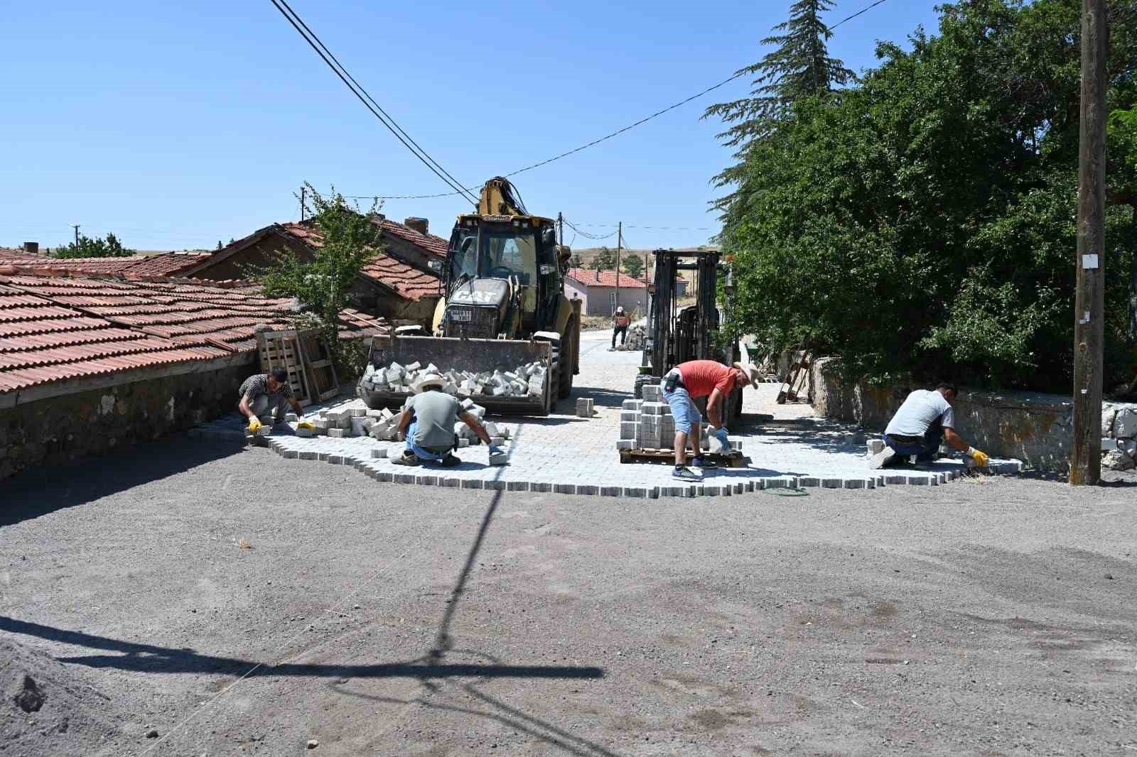 dutluca-mahallesi-nde-kilit-tas-yol-calismasi-devam-ediyor