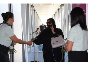 Katarlı Turistler Kırmızı Güllerle Karşılandı