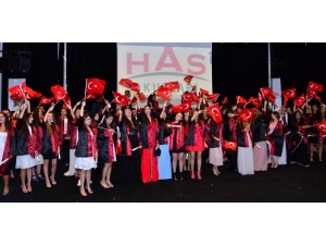 Liseli Öğrencilerin Mezuniyet Sevinci