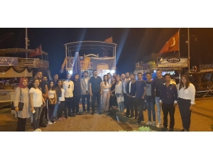 Ak Parti’li Gençler Foça’da İftar Yemeğinde Buluştu