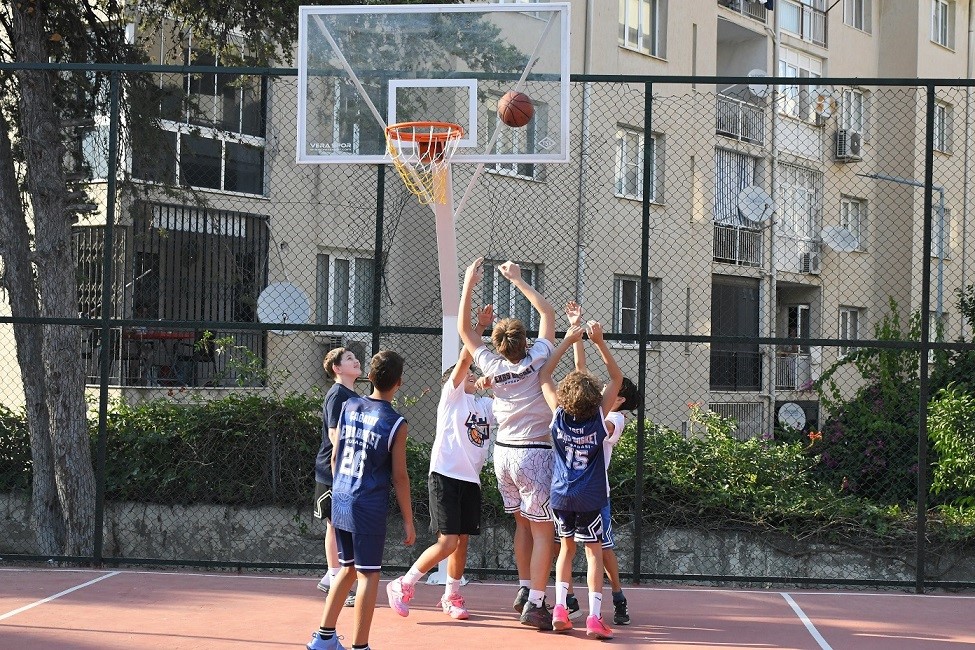 yenilenen-basketbol-sahasina-efe-ibrikoglu-nun-adi-verildi