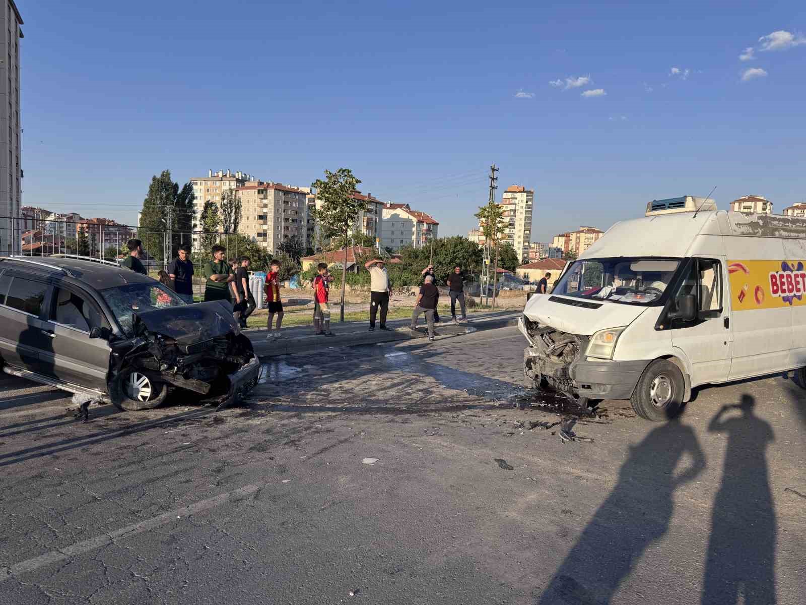 karsi-seride-gecen-otomobil-ticari-aracla-kafa-kafaya-carpisti-1-i-agir-2-yarali