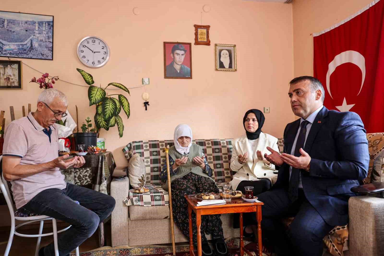 vali-sozer-sehit-ekrem-pehlivan-in-ailesini-ziyaret-etti