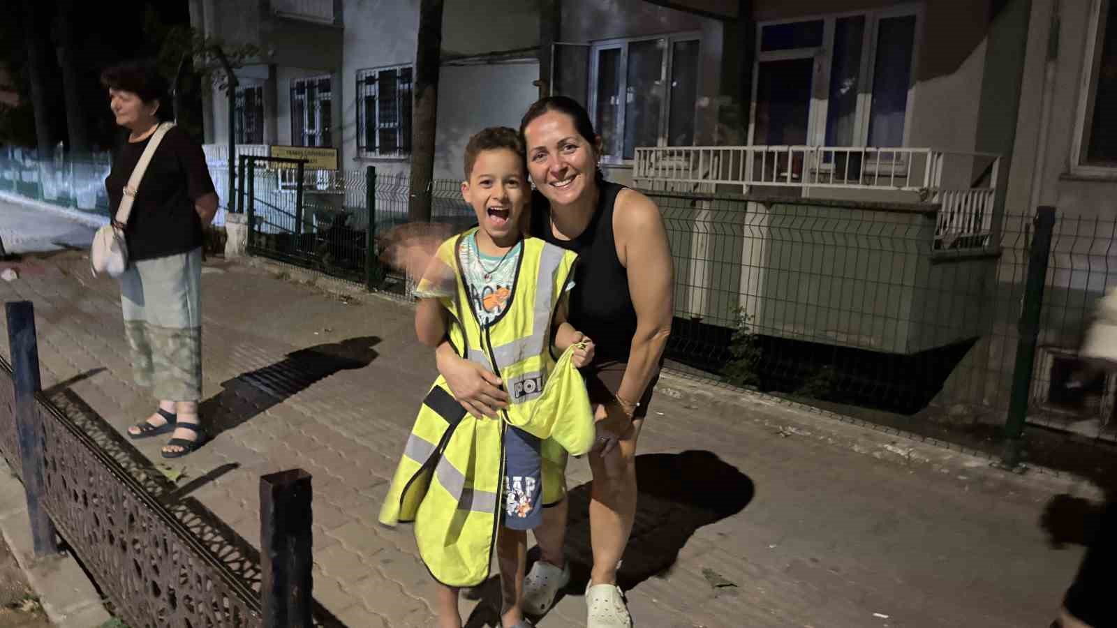 trafik-polislerinden-isitme-engelli-kardeslere-yurek-isitan-surpriz