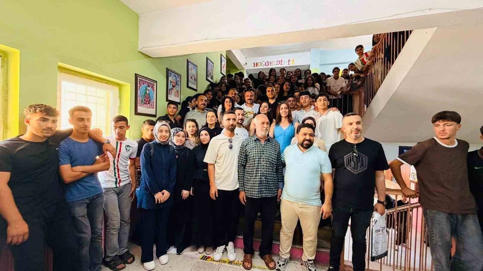 20-yildir-gorev-yaptigi-okuldan-alkislar-esliginde-huzunle-ayrildi