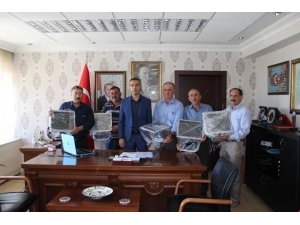 Emet Kaymakamlığı Bilgisayar Dağıttı