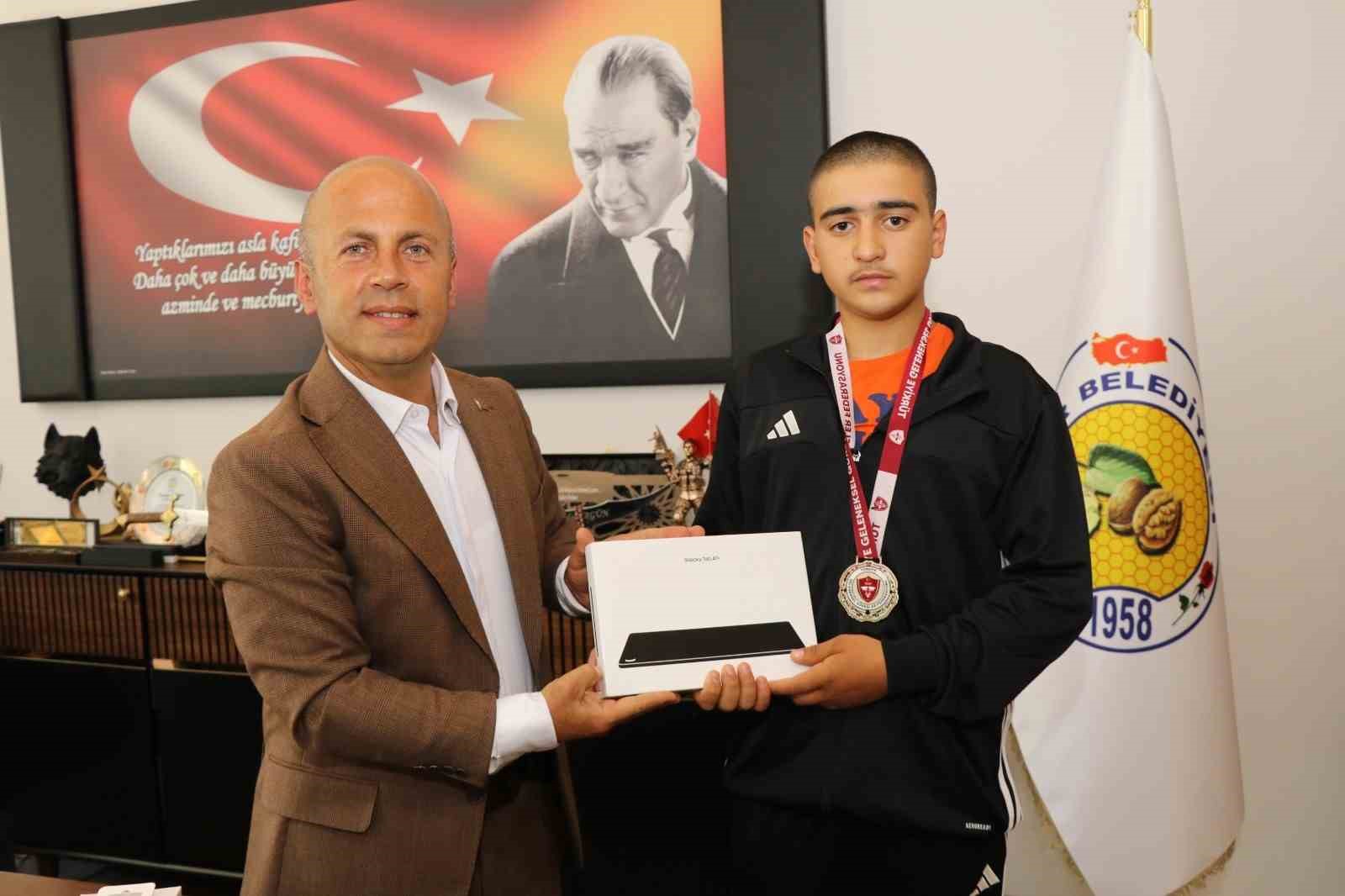 olurlu-genc-pehlivana-baskan-ergun-den-tam-destek