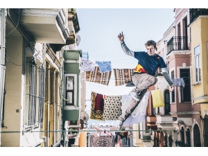 Eminönü’nde Çamaşır İpleri Arasında Sıra Dışı Gösteri