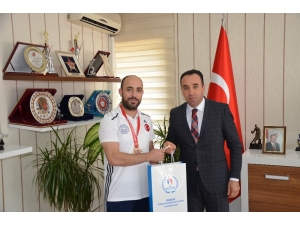 Bilecikli Güreş Antrenörü Türkiye Birincisi