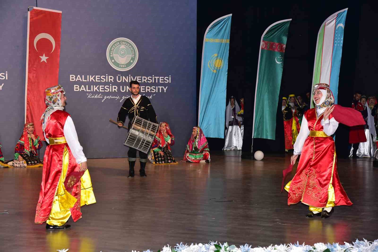 turk-dunyasinin-renkleri-balikesir-de-sahneye-tasindi