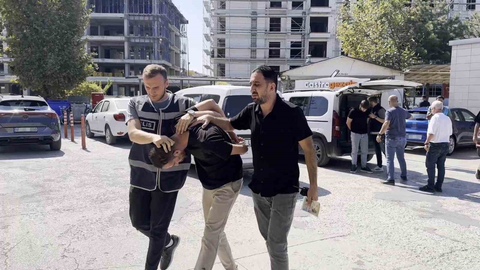 polis-kiliginda-yasli-kadini-dolandiran-2-supheli-tutuklandi