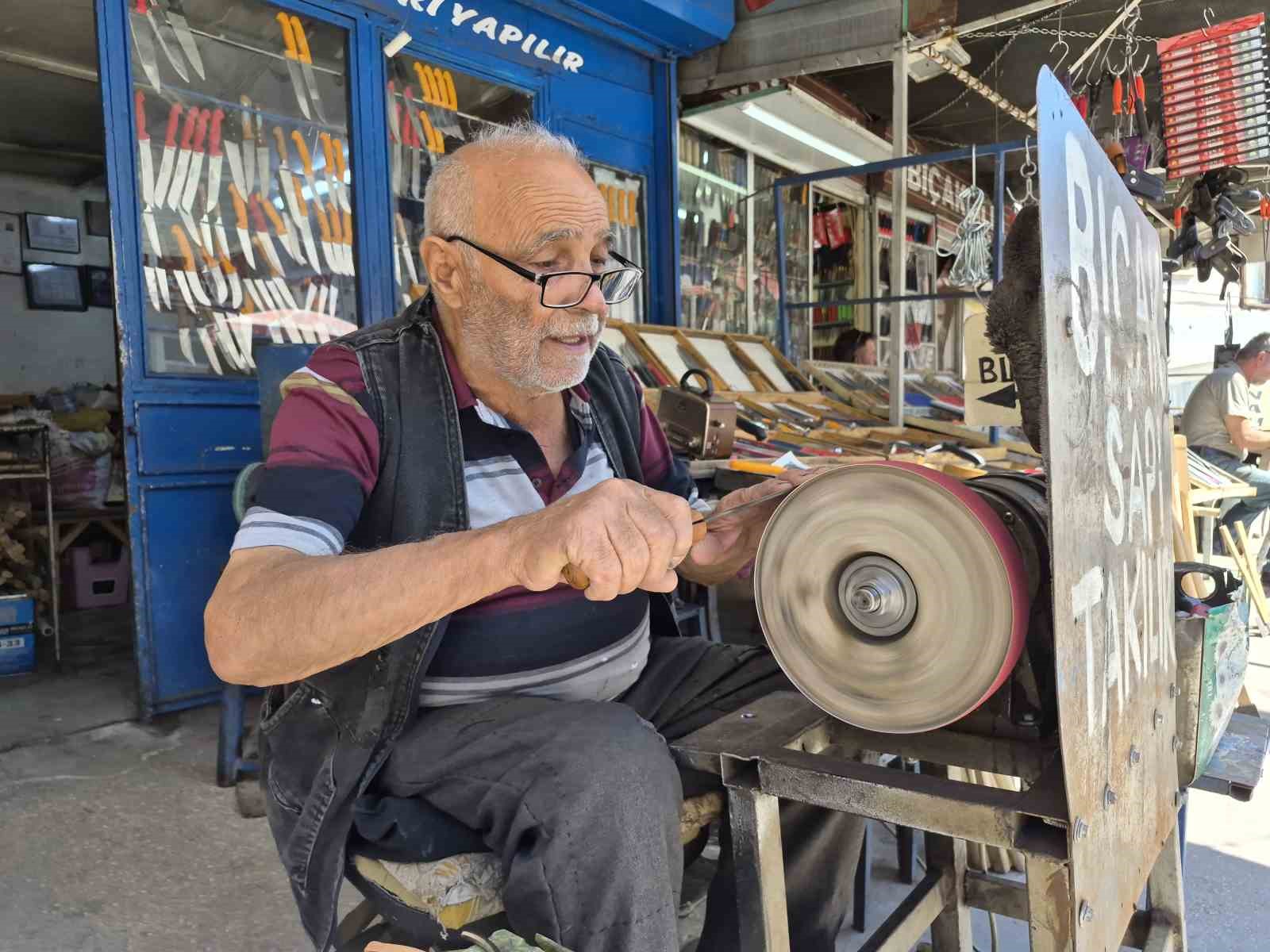 eskisehir-de-82-yasindaki-erhan-amca-yillardir-gonlunu-verdigi-isi-yapiyor