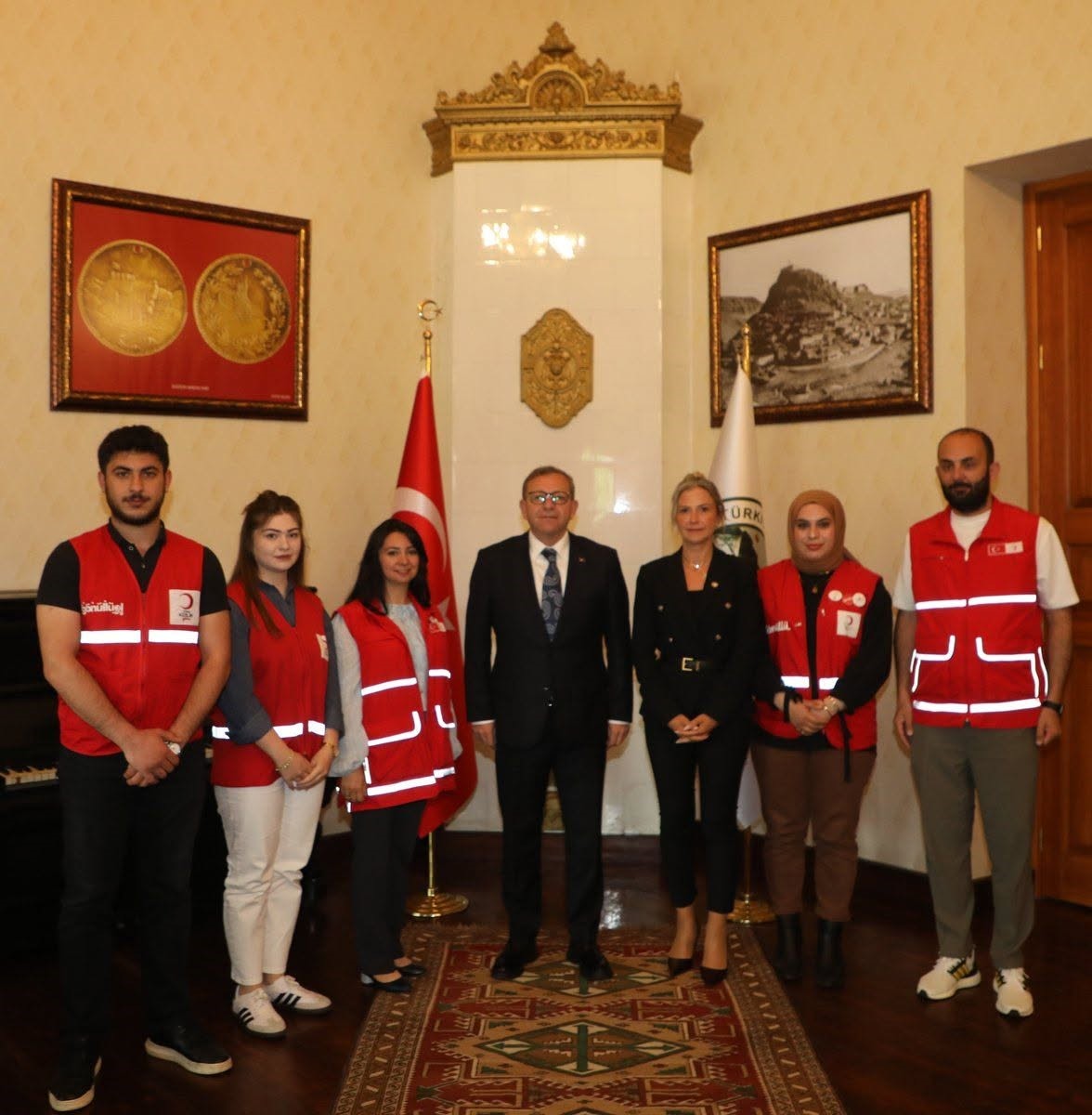 vali-ziya-polat-tan-kizilay-a-158-kurulus-yil-donumu-tebriki