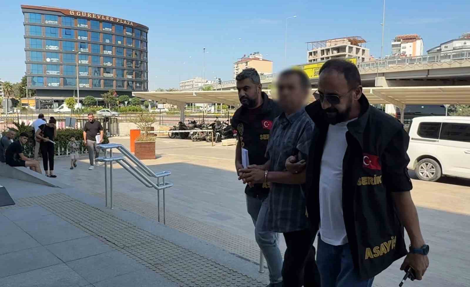uzerine-cop-poseti-gecirip-kucukbas-hayvanlarini-sikayet-eden-ailenin-otomobilini-kundakladi