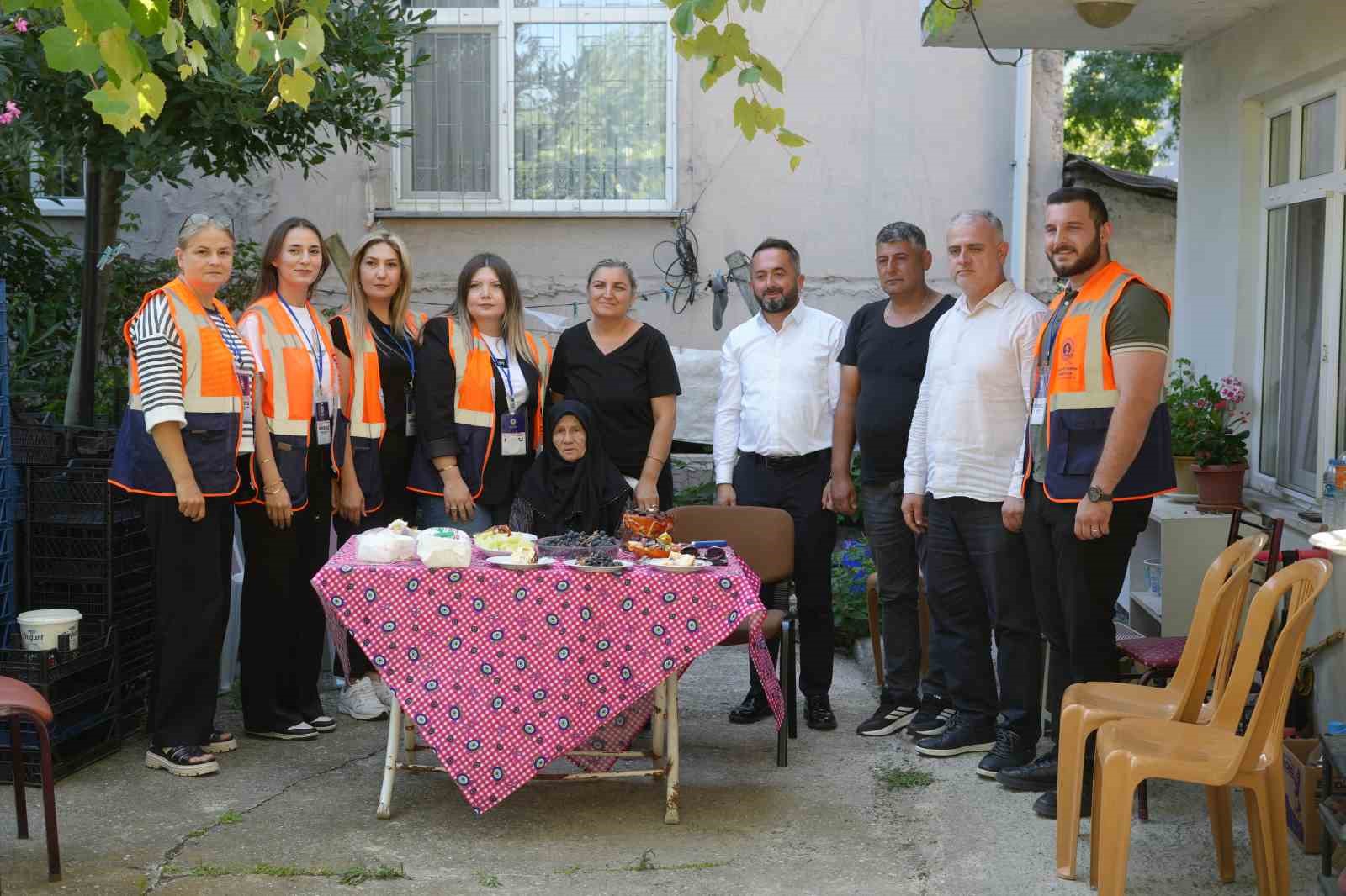 85-yasindaki-emine-nineye-surpriz-dogum-gunu-ilk-kez-dogum-gunum-kutlandi-pastayi-gorunce-soke-oldum