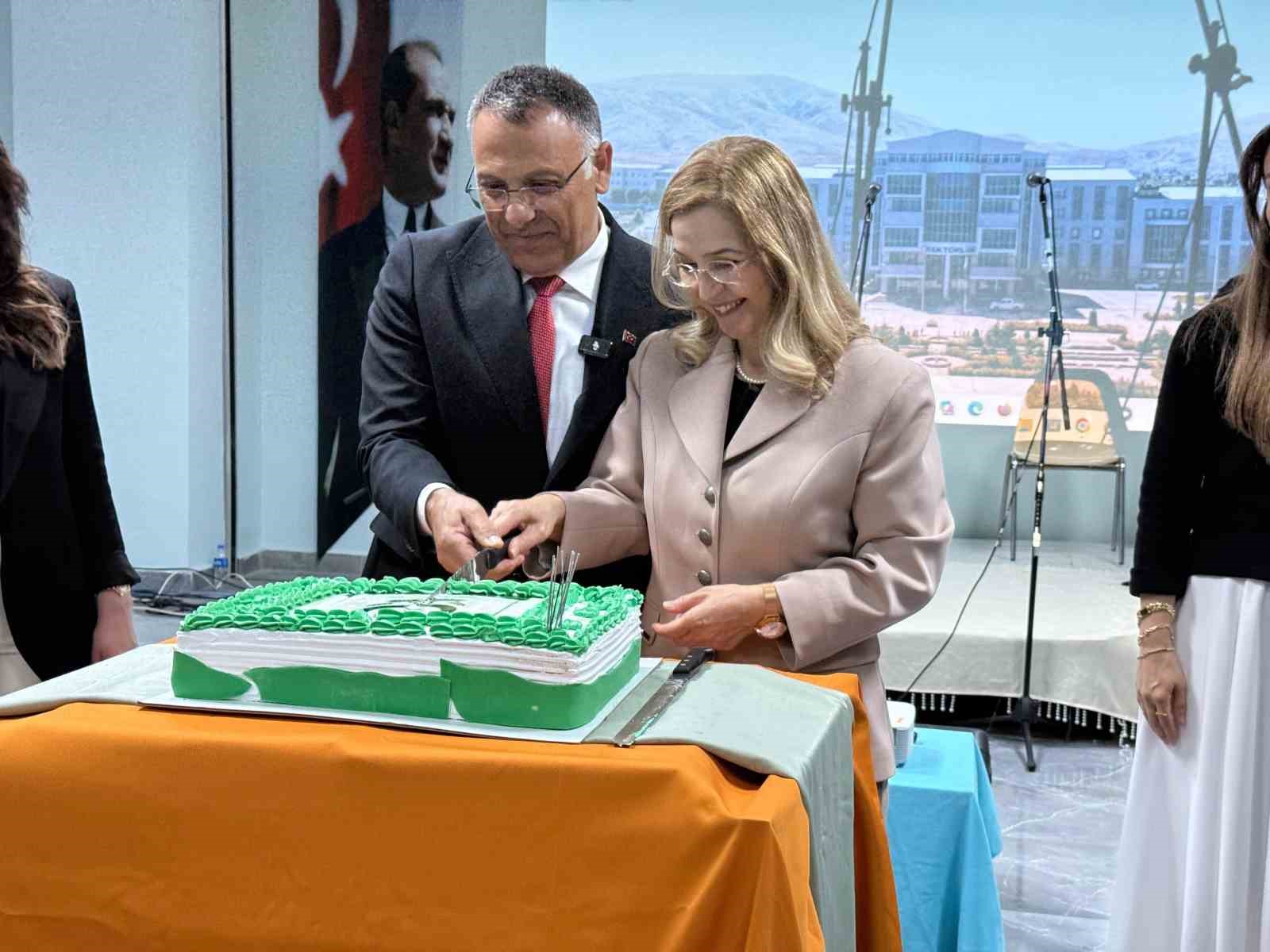 igdir-universitesi-nde-uclu-kutlama-18-kurulus-yili-bayramlasma-ve-rektor-gurel-in-birinci-yili-resepsiyonla-taclandi