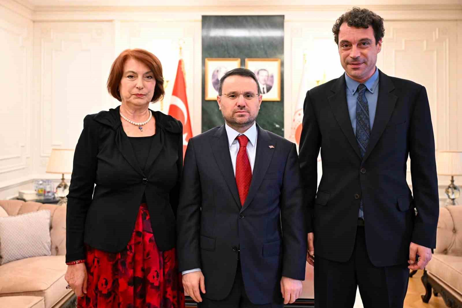 adalet-bakani-gurlek-33-yil-once-oldurulen-gazeteci-ugur-mumcu-nun-ailesi-ile-bir-araya-geldi