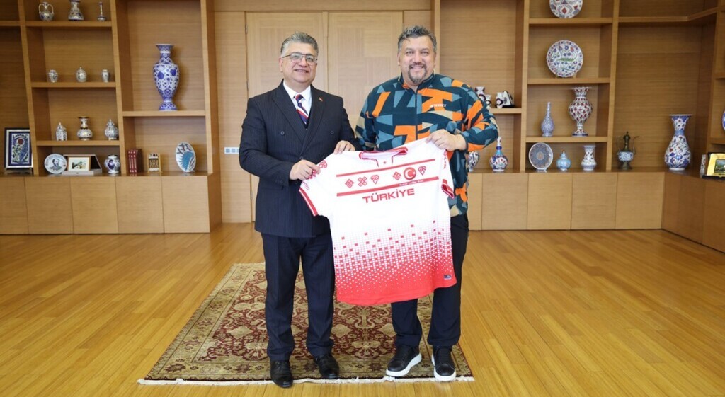 dpu-ogretim-uyesi-mustafa-said-erzeybek-kadin-curling-milli-takimi-nin-tarihi-basarisinda-teknik-kadroda-yer-aldi