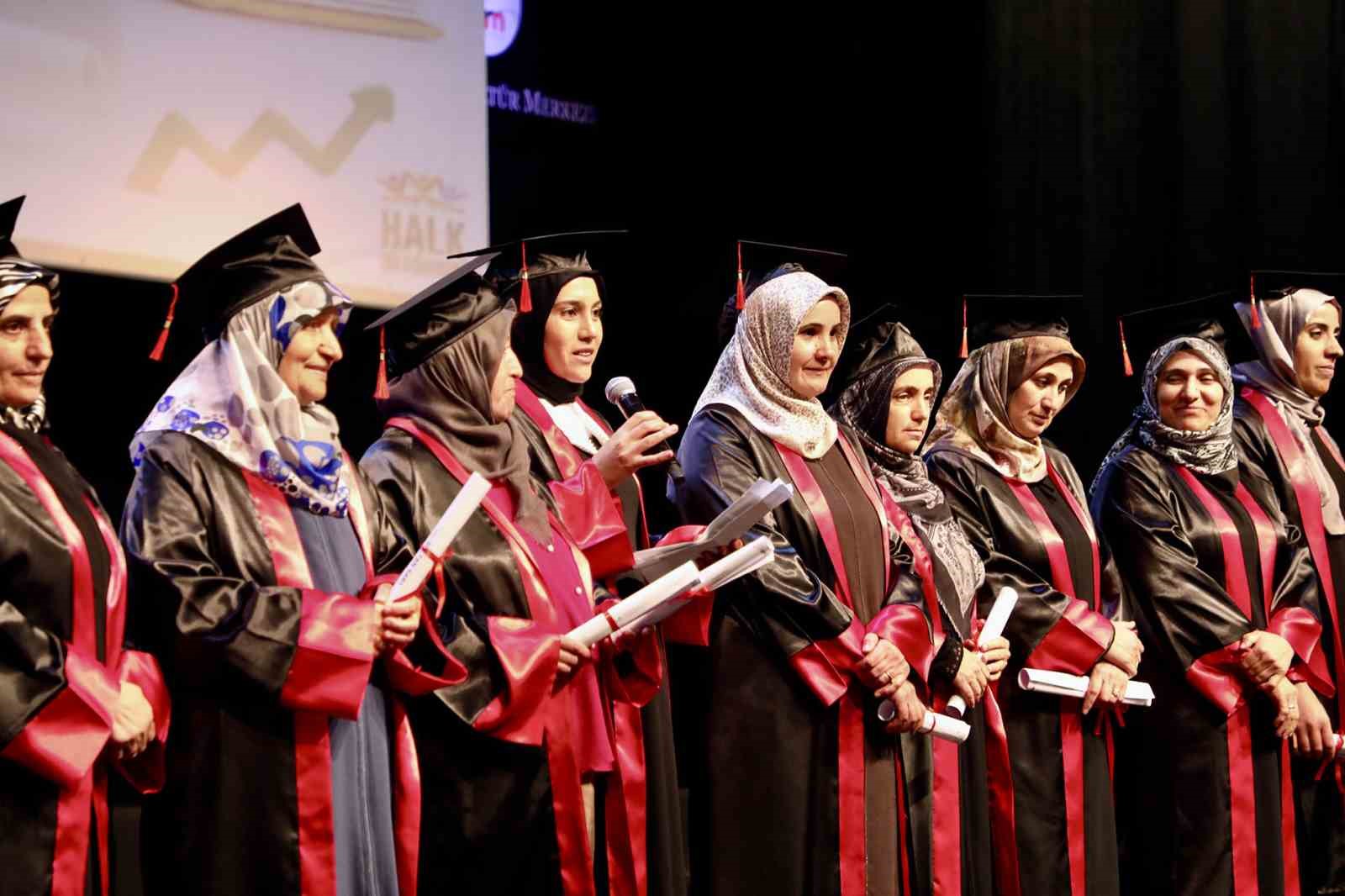 buyukcekmece-belediyesi-halk-akademisi-nde-678-kursiyer-mezun-oldu