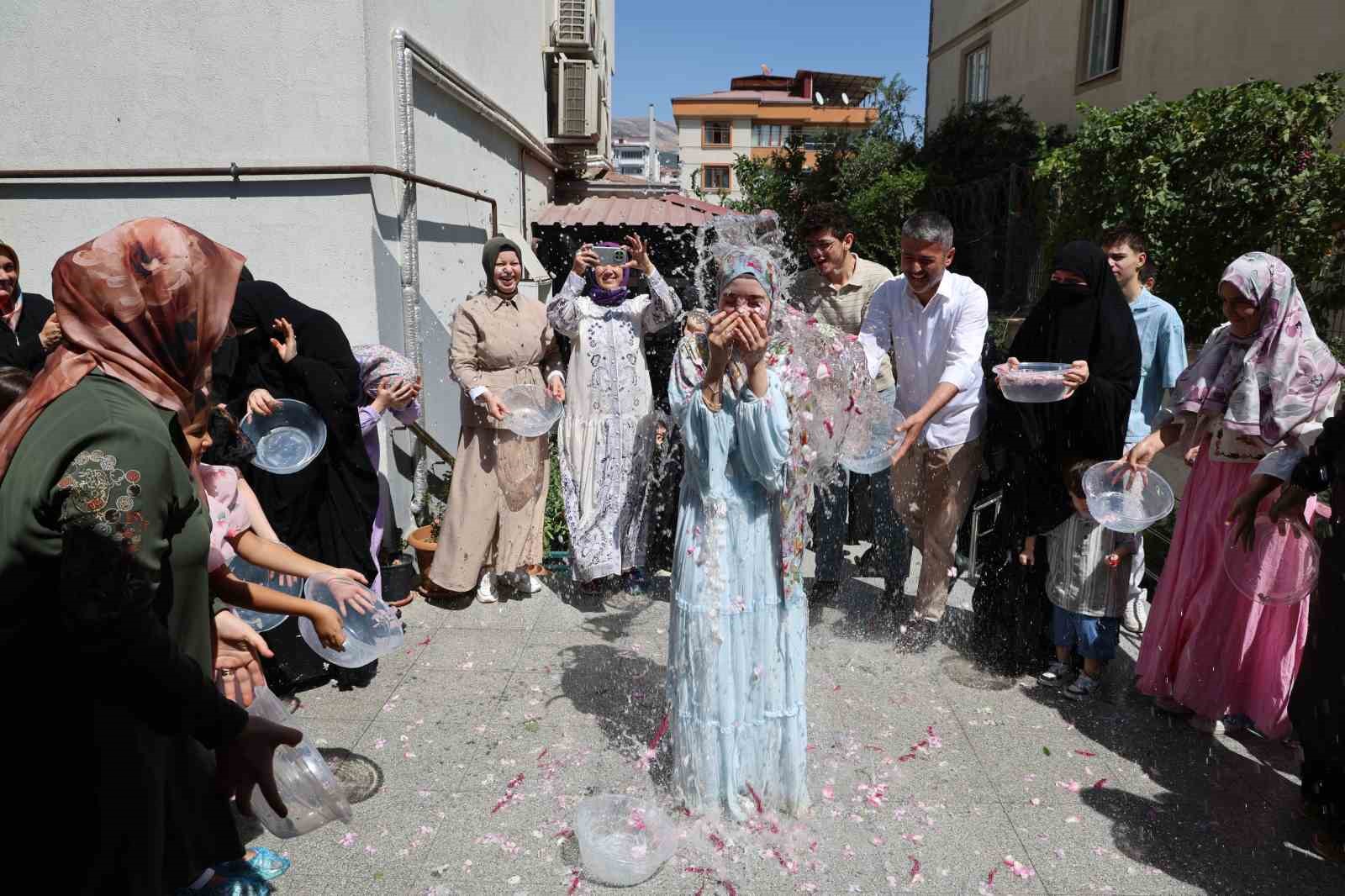 hafizligini-tamamlayan-fatma-zehra-dan-doktor-babaya-duygulandiran-surpriz