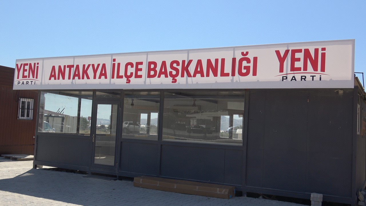 yeni-parti-nin-ilk-tabelasi-antakya-da-konteyner-binaya-asildi
