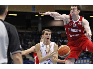 Ömer Aşık: “Milli Takım Formasını Giydiğimizde Her Türk İçin Oynuyoruz”