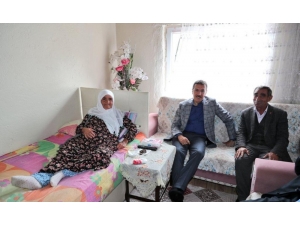 Bakan Tüfenkci’den Sultan Teyze’ye Çat Kapı Ziyaret