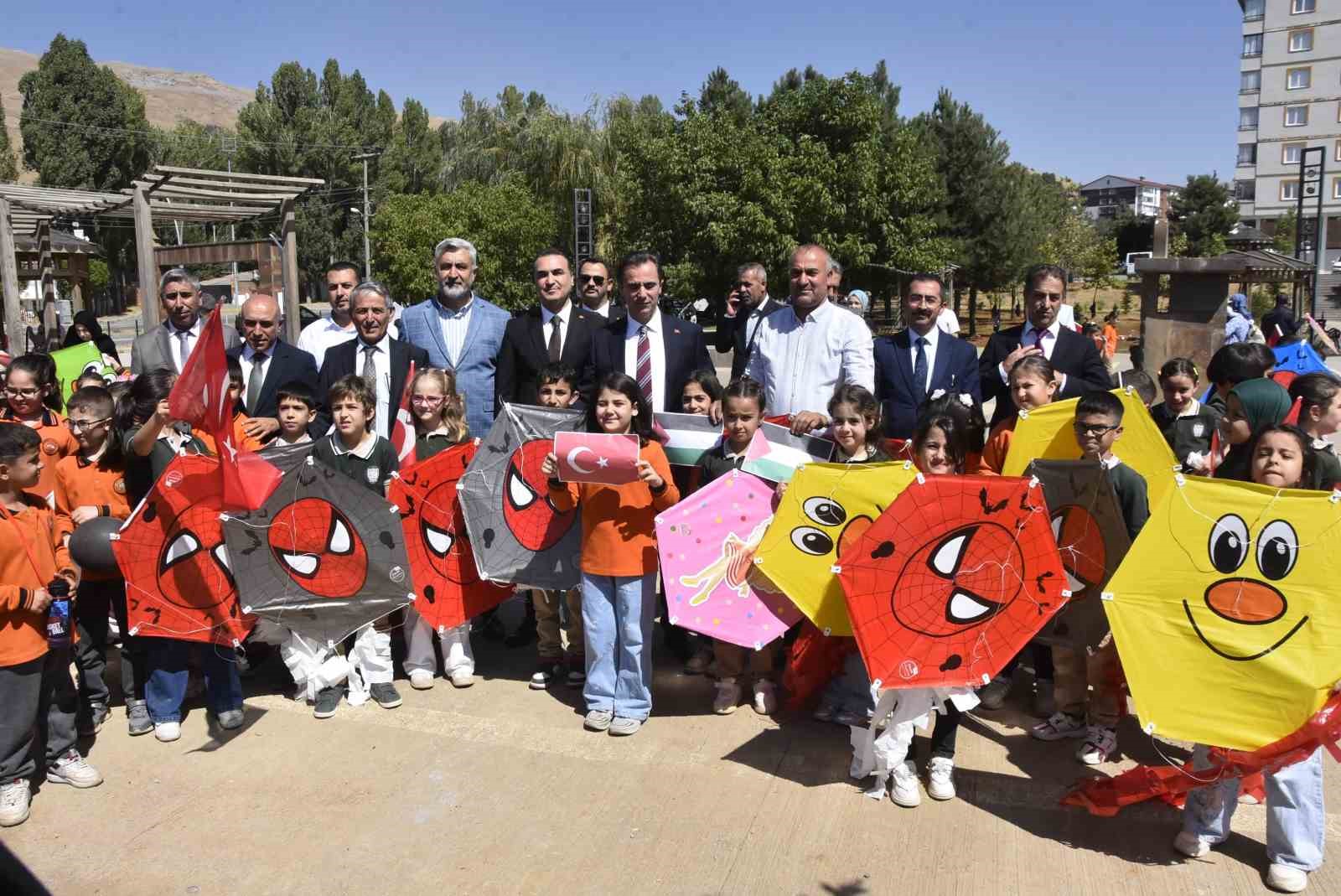 bitlis-teki-cocuklar-gazze-deki-akranlari-icin-ucurtmalarini-gokyuzune-birakti