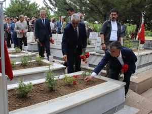 Bakan Yılmaz Şehitlerin Mezarlarını Ziyaret Edip, Karanfil Bıraktı