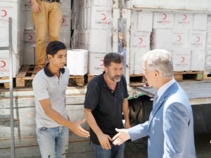 Mhp’li Büyükataman Ziyaret Ettiği Kızılay’da Kolilerin Taşınmasına Yardım Etti