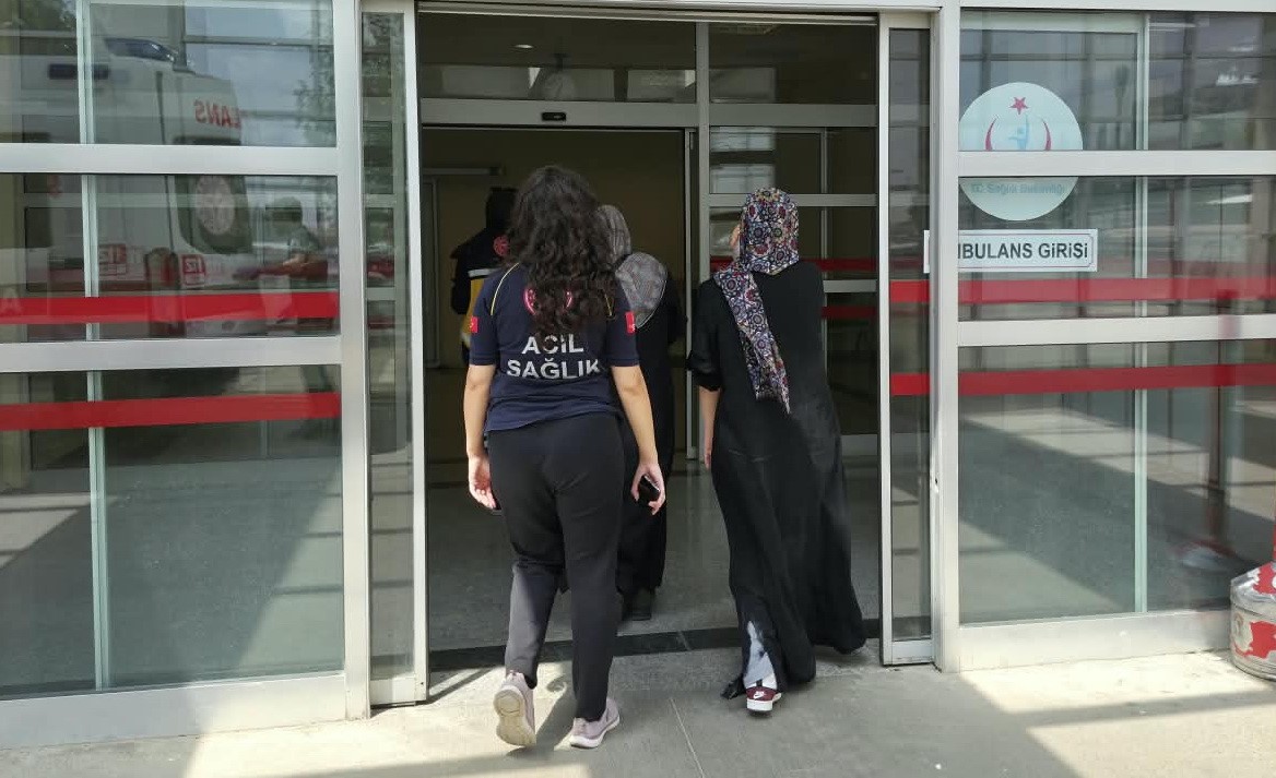 motosiklet-yayalara-carpti-2-yarali