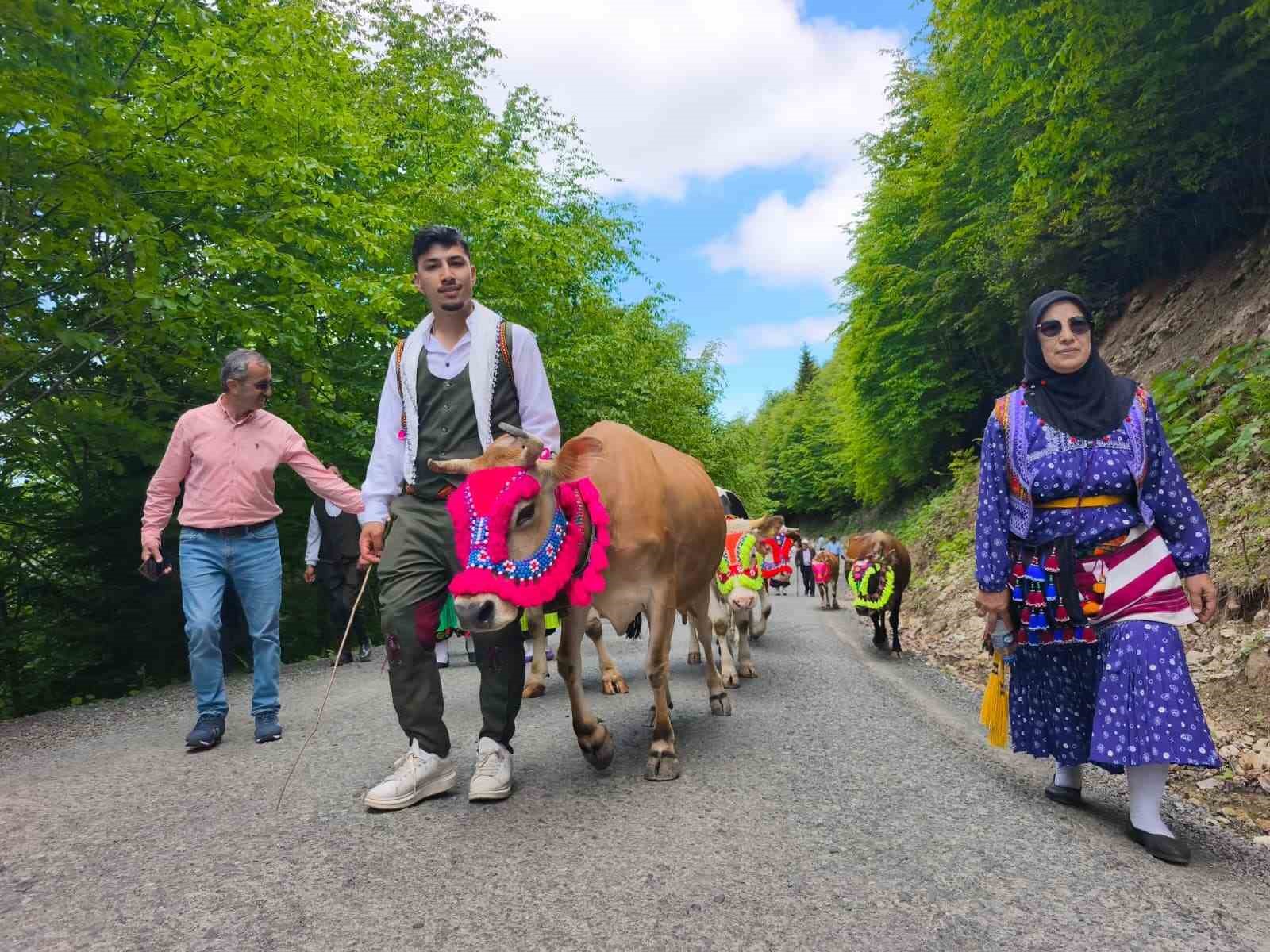 trabzon-un-salpazari-ilcesinde-geleneksel-yayla-gocu-basladi