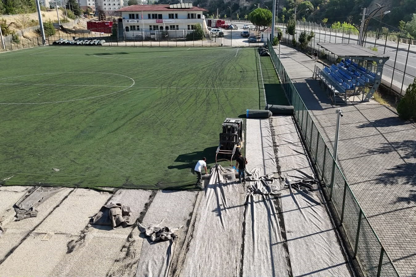 soguksu-sentetik-futbol-sahasi-nin-zemini-yenileniyor