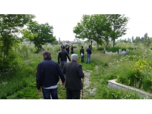 Kars’ta Bayram Sabahı Mezarlıklar Ziyaretçilerle Doldu