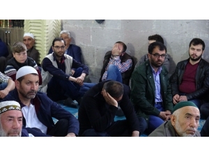 Kars’ta Vatandaşlar Bayram Sabahı Camilere Akın Etti