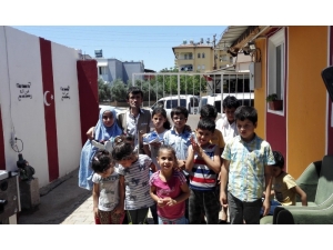 Simitçiden Savaş Mağduru Çocuklara Bayram Hediyesi