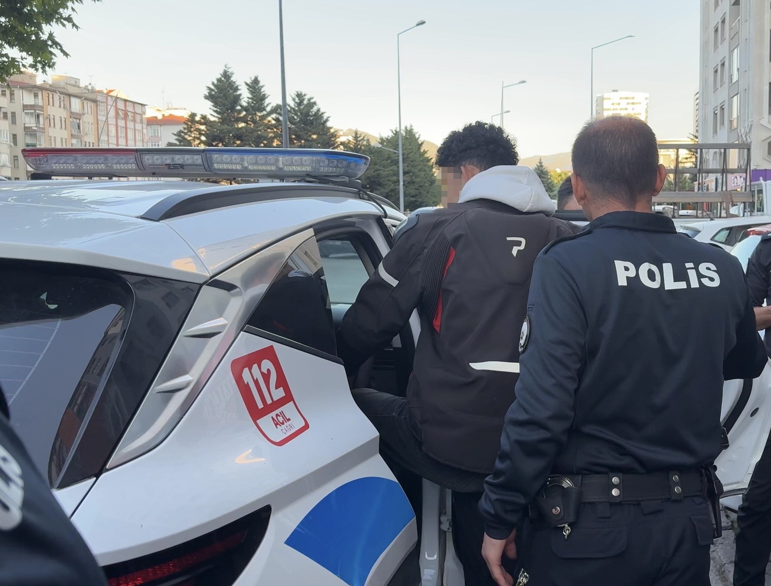 polis-ekipleri-kiz-arkadasina-zarar-verecegi-iddia-edilen-sahsi-yakaladi