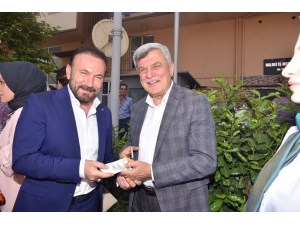İzmit Belediye Başkanı, Karaosmanoğlu’nun Elini Öptü Harçlığı Kaptı