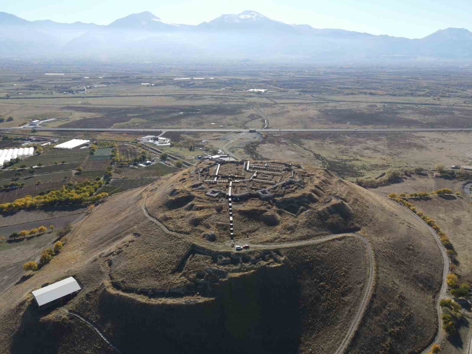 altintepe-kalesi-urartu-medeniyetinin-izlerini-yasatiyor