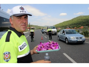 Trafik Ekiplerinden Sürücülere Bayram Çikolatası
