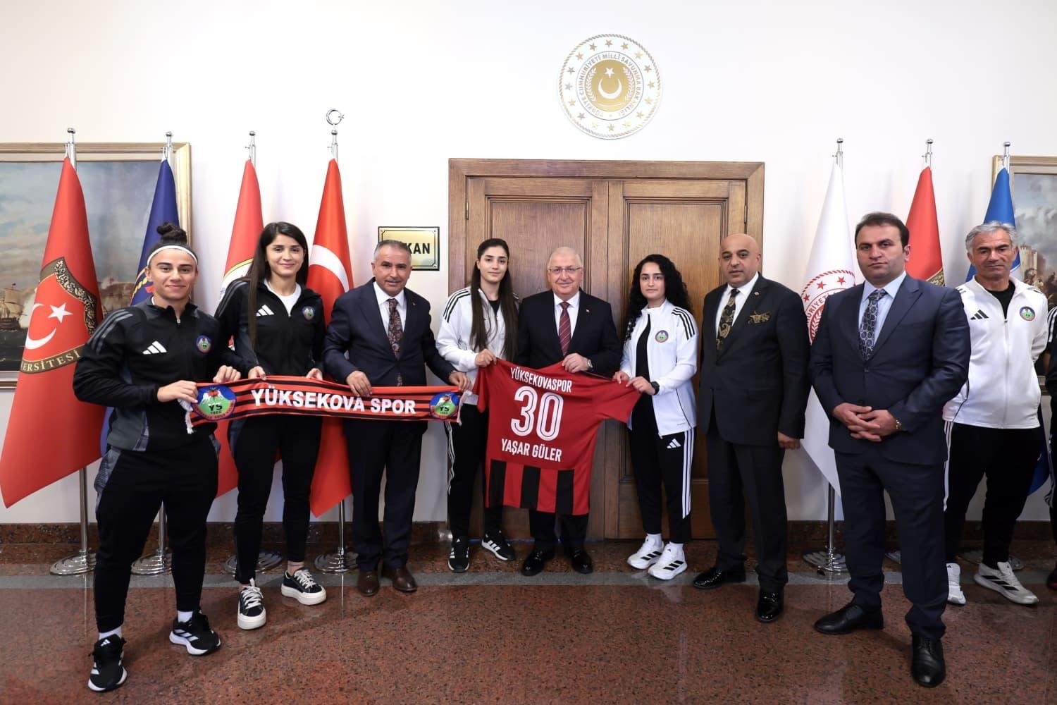 yuksekova-spor-kadin-futbol-takimi-ndan-bakan-guler-e-ziyaret