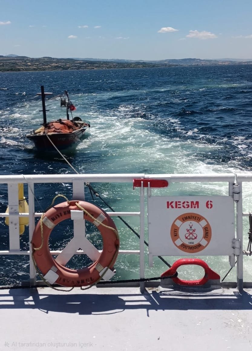 canakkale-bogazi-nda-suruklenen-tekne-kurtarildi